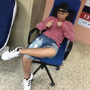 Meet your Posher, Yamil